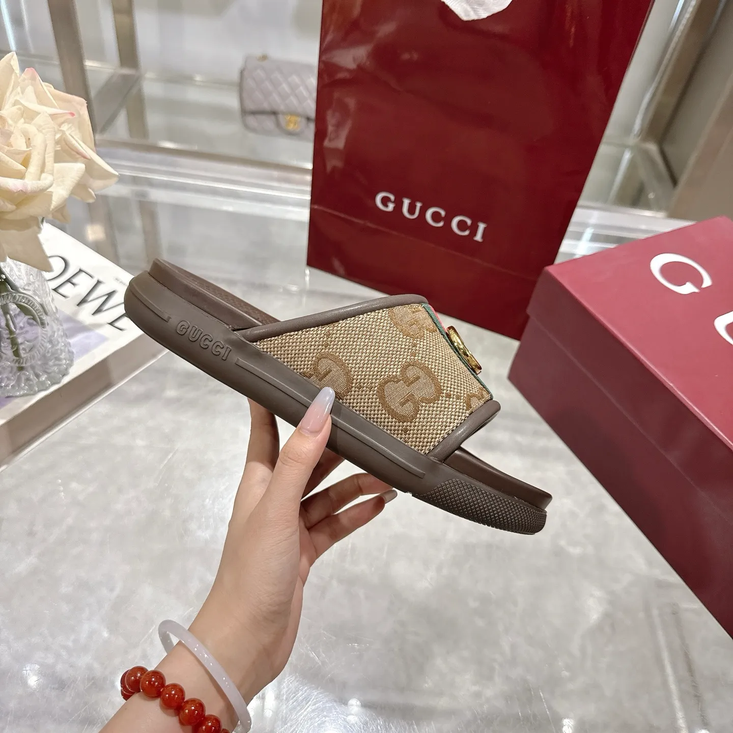 👑 Men's Shoes 420💰 New Summer Men's Slip-On Slides This piece is inspired by the summer spirit and beach clubs of the Italian coast and is part of Gucci Lido. The Pre-Fall collection reinterprets the brand's signature elements and sophisticated patterns in a contemporary way. Made from black rubber, these flat sandals feature a slip-on design that reinterprets the brand's distinctive green and red web design.  GG Classic Upper Men's Molded Rubber Footbed GG Gold Hardware Logo Flat Made in Italy Size: Men's 40 to 47,